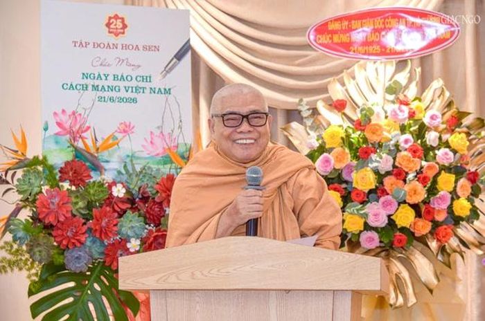 Hòa thượng Thích Giác Toàn gửi tặng bài thơ mang tựa đề "Trăng sao thanh bình", như một lời chúc cho Báo Giác Ngộ phát triển bền vững, mang niềm an lạc trong Chánh pháp đến cho tất cả mọi người