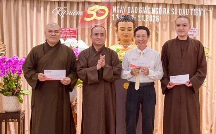 Thượng tọa Thích Tâm Hải trao phần khen thưởng đến các cá nhân đạt giải báo chí Phật giáo toàn quốc năm 2025 và Giải Báo chí TP.HCM năm 2026