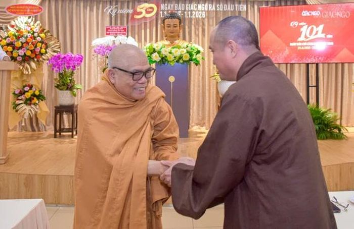 Hòa thượng Thích Giác Toàn tham dự, chia sẻ niềm vui cùng với Thượng tọa Thích Tâm Hải - thế hệ lãnh đạo thứ ba của Báo Giác Ngộ kể từ khi thành lập (1975) cho đến nay trong ngày gặp mặt thân mật tại trụ sở tòa soạn chiều 19-6-2026