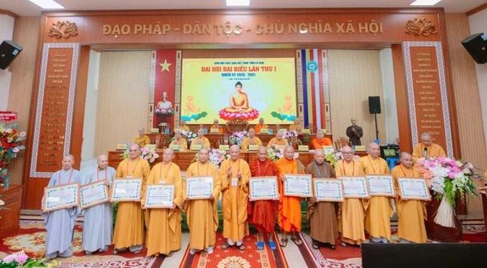 Trung ương GHPGVN trao tặng Bằng tuyên dương công đức đến 34 cá nhân có nhiều đóng góp cho Phật sự địa phương trong nhiệm kỳ qua