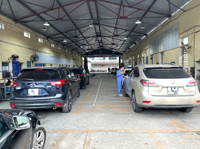 Theo quy định hiện hành, một số trường hợp phương tiện sử dụng đăng ký tạm thời vẫn được tiếp nhận kiểm định, với điều kiện đáp ứng đầy đủ yêu cầu về hồ sơ và thuộc nhóm đối tượng được phép theo quy định (Ảnh minh họa).