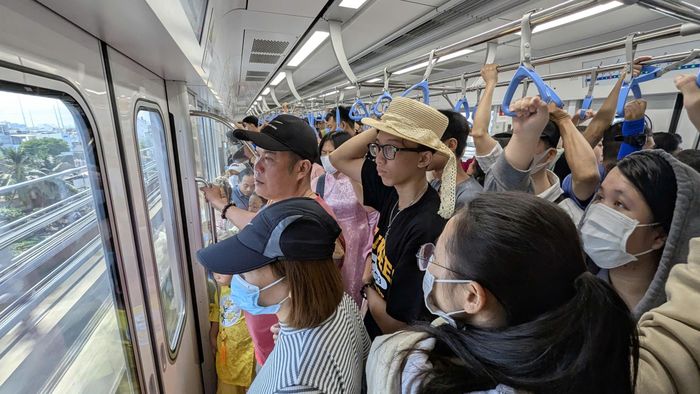 Đông đảo người dân sử dụng metro làm phương tiện di chuyển hằng ngày.