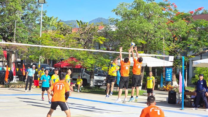 Các đội tranh tài sôi nổi trong trận khai mạc giải.