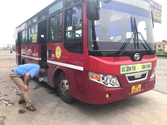 Để đảm bảo an toàn cho mỗi hành trình, các lái xe tiến hành kiểm tra phương tiện trước khi xuất bến.