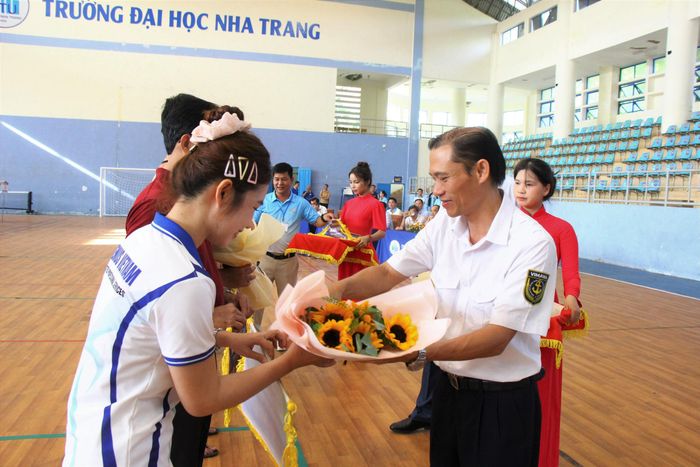 Đại biểu tặng hoa cho đại diện các đội tham gia thi đấu.