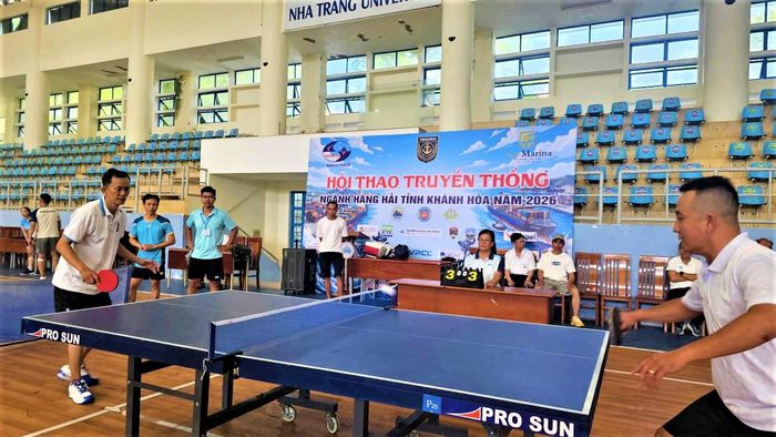 Các vận động viên tranh tài tại nội dung thi đấu môn bóng bàn.