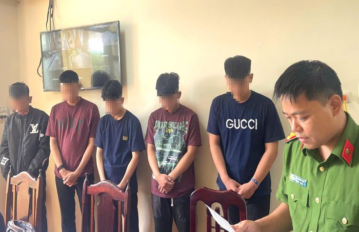 Khởi tố 5 đối tượng đi xe mô tô ném vỏ chai vào người tham gia giao thông. (Ảnh Công an Ninh Bình)