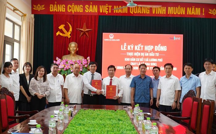 Đại diện chính quyền địa phương và Công ty TNG Land ký kết hợp đồng.