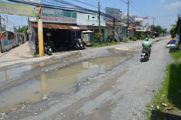 Mùa mưa nước đọng trên đường nguy cơ gây mất ATGT.