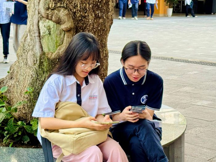 Thí sinh tham dự kỳ thi tuyển sinh vào lớp 10 năm 2026 với tinh thần thoải mái trước giờ thi.