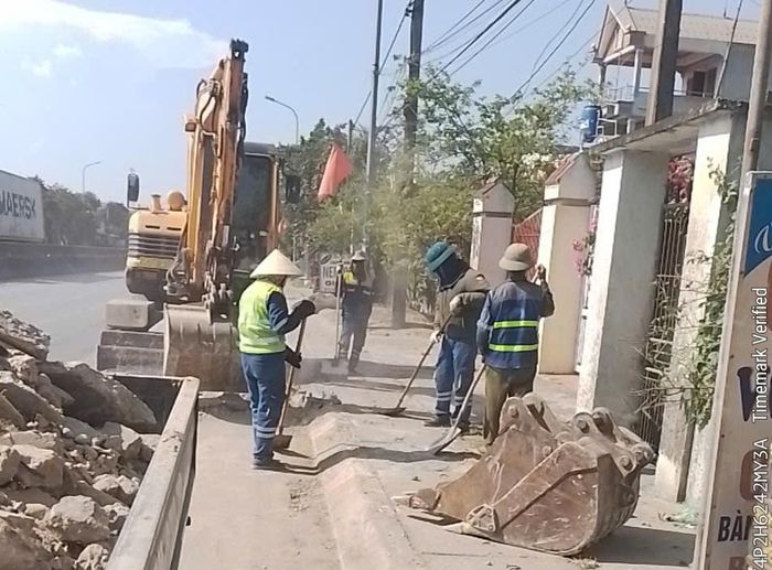 Văn phòng Quản lý đường bộ I.4 (Khu Quản lý đường bộ 1) phối hợp với Công ty Cổ phần 472 kiểm tra, xử lý các vị trí ảnh hưởng đến hệ thống thoát nước trên quốc lộ 1