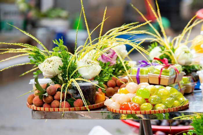  Mâm lễ với rượu nếp, hoa quả và các món bánh truyền thống được bày sẵn đẹp mắt có giá từ 200.000 đồng đến 300.000 đồng tùy từng mẫu. 