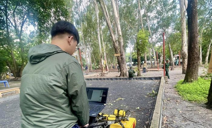 Các chiến sĩ công binh Bộ Tư lệnh TP.HCM cùng các đơn vị phối hợp dò từng mét đất khu vực nghi vấn để tìm hài cốt liệt sĩ tại công viên Lê Thị Riêng.