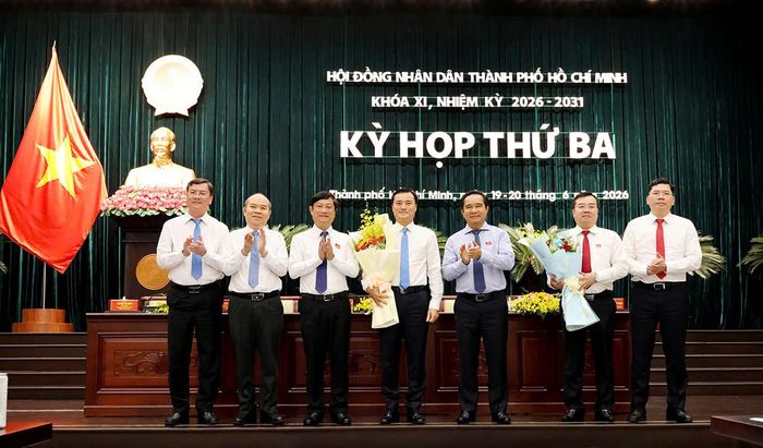 Chủ tịch UBND TP.HCM Nguyễn Văn Được cùng Chủ tịch HĐND TPHCM Võ Văn Minh cùng các đại biểu tặng hoa cảm ơn đồng chí Bùi Xuân Cường.