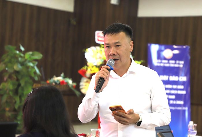 Ông Lê Hùng, Phó Giám đốc Sở Xây dựng tỉnh Đắk Lắk trả lời các câu hỏi về chiến lược phát triển hạ tầng giao thông, kết nối liên vùng nhằm thu hút đầu tư của tỉnh (Ảnh: Ngọc Hùng).