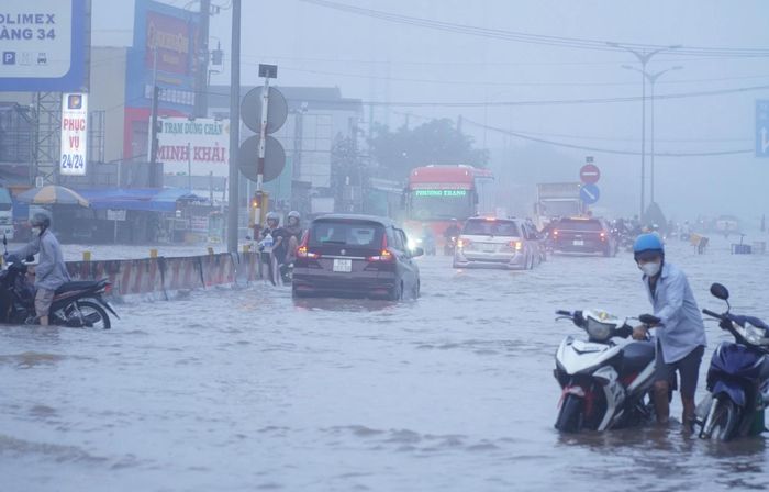 QL1 đoạn qua bến xe Bình Minh (Vĩnh Long) ngập sâu khi triều cường lên cao.