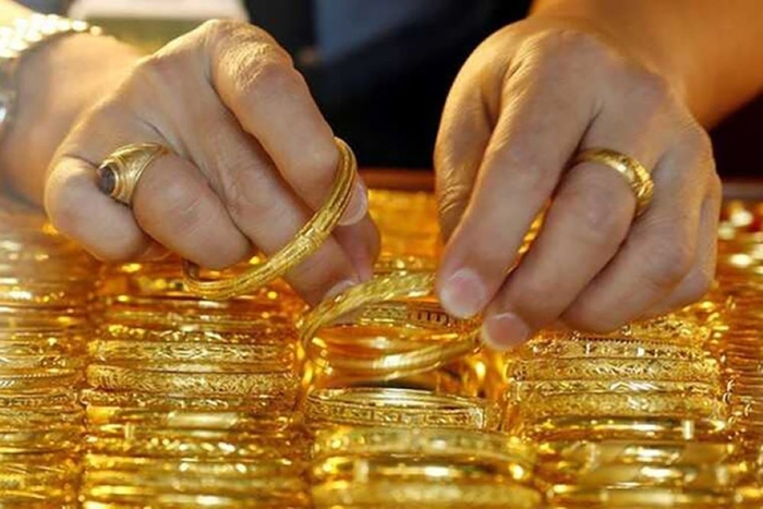 Giá vàng hiện đang giảm mạnh do dự đoán về việc một số ngân hàng trung ương lớn sẽ tăng lãi suất. Ảnh TL