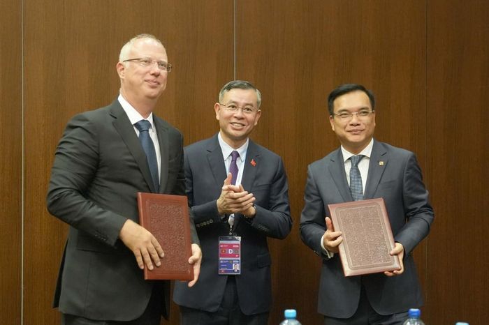 Kết thúc buổi làm việc, Bộ trưởng Ngô Văn Tuấn đã chứng kiến lễ trao văn kiện hợp tác giữa Quỹ Đầu tư trực tiếp Liên bang Nga và Tổng Công ty Đầu Tư và Kinh doanh vốn Nhà nước (SCIC). Ảnh: Đức Tiến