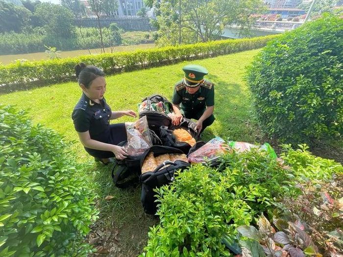 Lực lượng chức năng tại Lào Cai kiểm tra hàng hóa vi phạm.