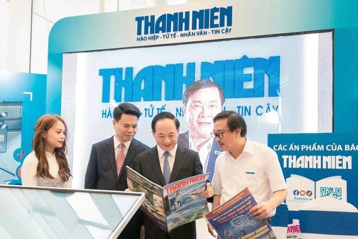  Trưởng ban Tuyên giáo và Dân vận Trung ương Trịnh Văn Quyết tham quan các gian hàng. 