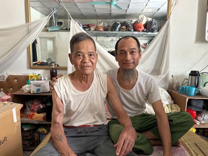 Bác Xuân (bên phải) chụp ảnh cùng bệnh nhân tại khu nhà trọ tình thương