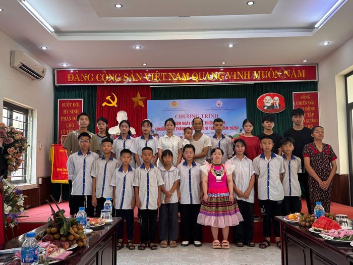 Bác Nguyễn Văn Xuân chụp ảnh cùng các em nhỏ tại Trung tâm Công tác xã hội Hòa Bình nhân dịp ngày Quốc tế Thiếu nhi 1/6