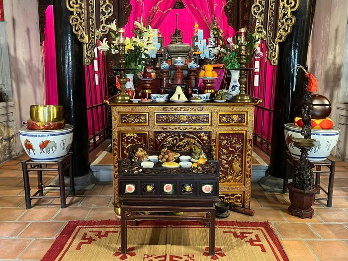 Các lễ vật truyền thống của Tết Đoan Ngọ được dâng lên ban thờ tại đình.