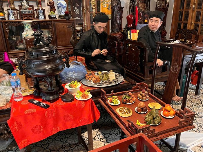 Các thành viên đội tế đã có mặt chuẩn bị lễ vật và không gian hành lễ từ sáng sớm.