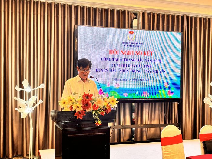 Ông Đặng Thành Thái, Chủ tịch Hội Luật gia tỉnh Gia Lai, Cụm phó Cụm thi đua số 3, phát biểu và điều hành phiên thảo luận.