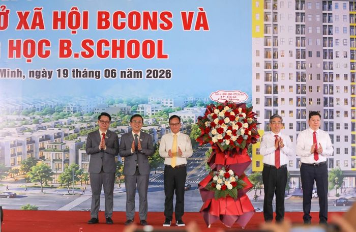 Lãnh đạo TP.HCM tặng hoa chúc mừng tại lễ khởi công