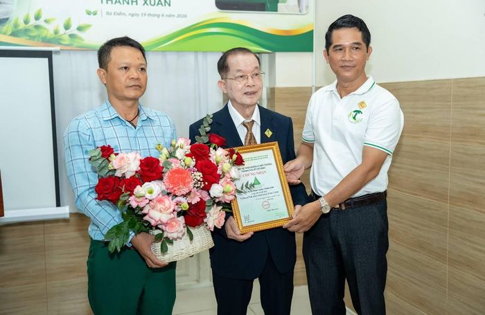 Ông Nguyễn Toàn Thắng (áo trắng) - Phó Chủ tịch Thường trực Hội Bảo vệ Thiên nhiên và Môi trường TP.HCM (HANE) trao quyết định kết nạp hội viên mới cho Bác sĩ Nguyễn Kim Phong – Giám đốc Trung tâm Điều trị Oxy Cao áp Thanh Xuân