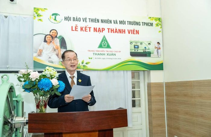 Bác sĩ Nguyễn Kim Phong – Giám đốc Trung tâm Điều trị Oxy Cao áp Thanh Xuân chia sẻ tại buổi lễ 