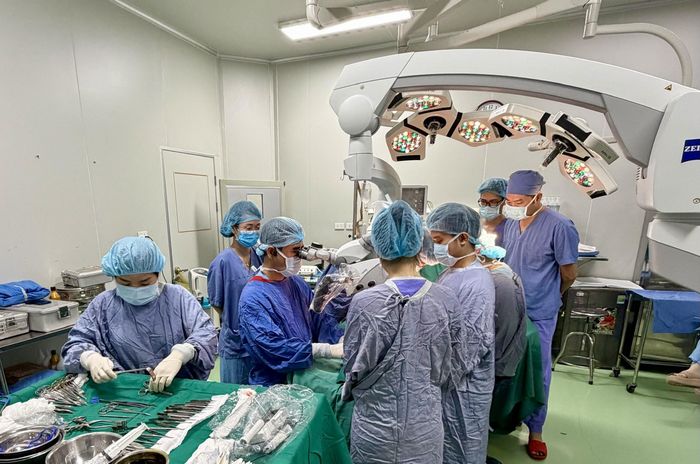 Kíp mổ vi phẫu được bố trí để thực hiện nối và cứu lấy bàn tay cho bệnh nhi. Ảnh: BVCC