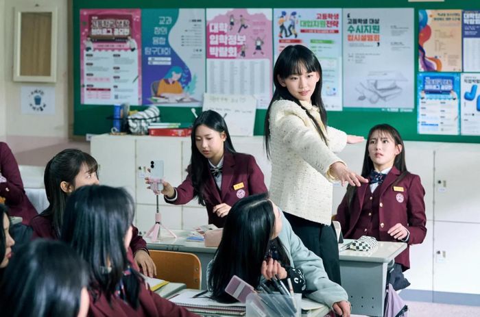 Thông qua những câu chuyện cụ thể, bộ phim phản ánh các cuộc khủng hoảng giáo dục từ góc nhìn của những người chịu tổn thương trực tiếp. Ảnh: IMDb