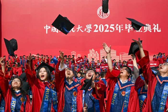 Năm 2026 dự kiến có hơn 12,7 triệu sinh viên tốt nghiệp đại học gia nhập thị trường lao động. Ảnh: Tân Hoa Xã