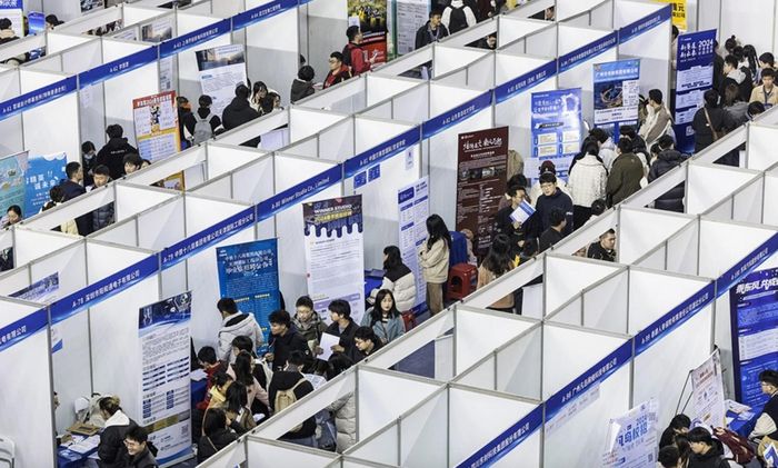 Sinh viên đại học tham dự hội chợ việc làm tại Vũ Hán, tỉnh Hồ Bắc, Trung Quốc. Ảnh: AFP