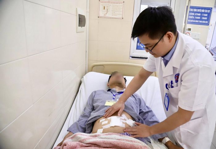 Bác sĩ thăm khám cho bệnh nhân sau ca phẫu thuật. Ảnh: BVCC