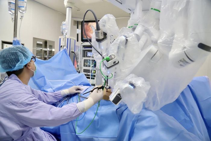 Hệ thống robot hỗ trợ bác sĩ trong ca phẫu thuật ung thư trực tràng. Ảnh: BVCC