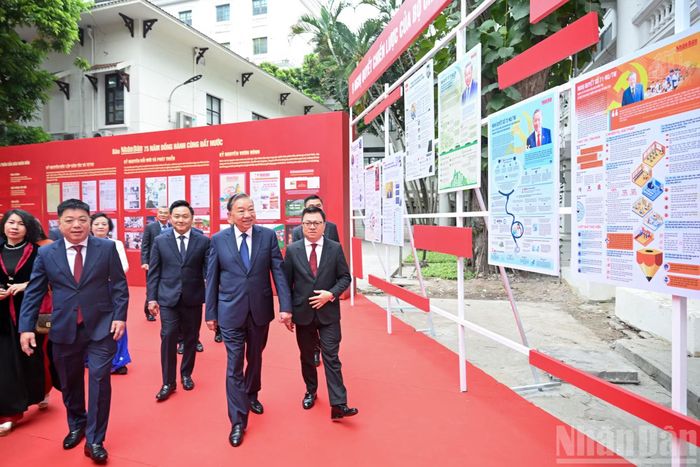 Tổng Bí thư, Chủ tịch nước Tô Lâm tham quan trưng bày "Báo Nhân Dân 75 năm đồng hành cùng đất nước". Ảnh: Duy Linh