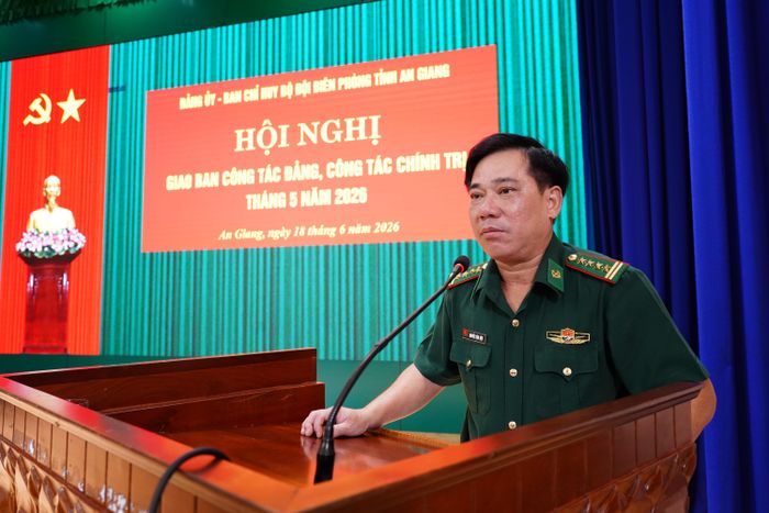 Đại tá Nguyễn Văn Hiệp, Bí thư Đảng ủy, Chính ủy Bộ đội Biên phòng tỉnh An Giang phát biểu chỉ đạo trong giao ban công tác đảng, công tác chính trị tháng 5. Ảnh: Tiến Vinh