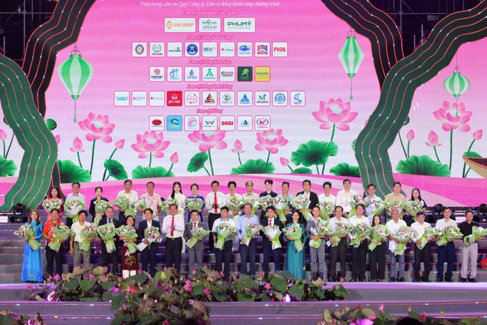 Lãnh đạo phường Cao Lãnh tặng hoa cho đến các nhà tài trợ Lễ hội Sen Đồng Tháp lần thứ III