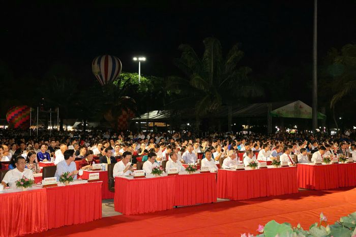 Các đại biểu tham dự Lễ khai mạc Lễ hội Sen Đồng Tháp lần thứ III