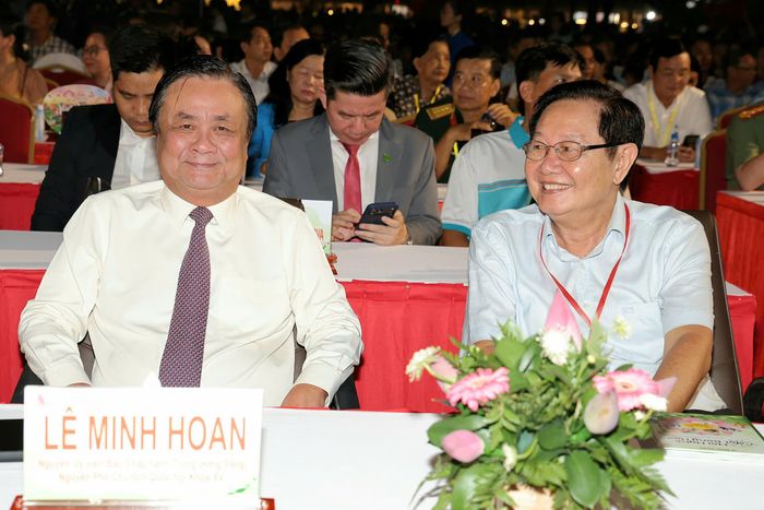 Nguyên Phó Chủ tịch Quốc hội Lê Minh Hoan dự khai mạc Lễ hội Sen Đồng Tháp lần thứ III