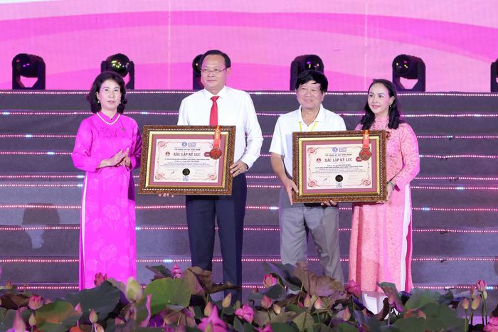 Tổ chức xác lập kỷ lục Việt Nam trao bằng xác lập kỷ lục cho UBND phường Cao Lãnh và tác giả tác phẩm chân dung nghệ thuật tái hiện bối cảnh lịch sử với chủ đề “Nguyễn Tất Thành và thân phụ Nguyễn Sinh Sắc trước bình minh”