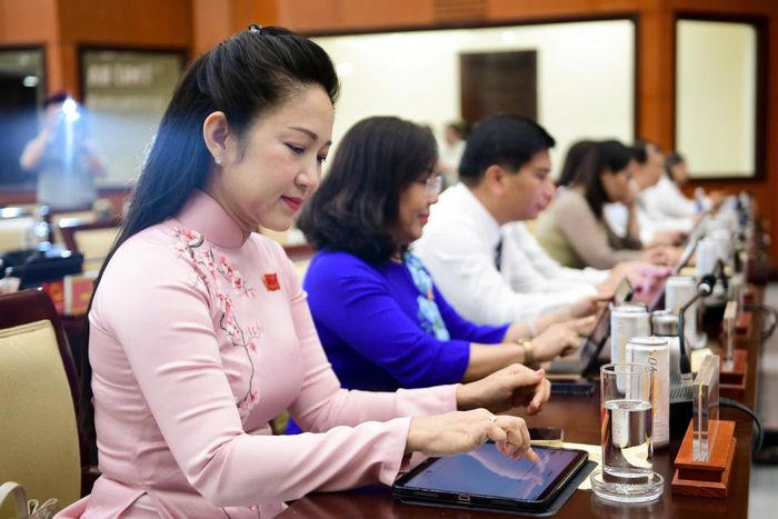 Các đại biểu xem xét các nội dung, tờ trình tại Kỳ họp