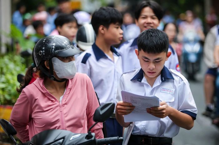 Thí sinh tranh thủ xem lại bài trước khi bước vào điểm thi trong kỳ thi vào lớp 10