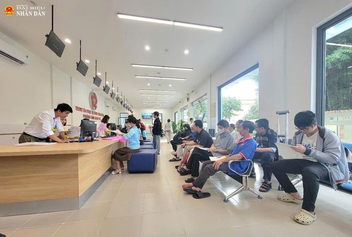 Người dân đến giải quyết các thủ tục hành chính tại Trung tâm Phục vụ hành chính công phường Tăng Nhơn Phú. Ảnh: Quang Phương