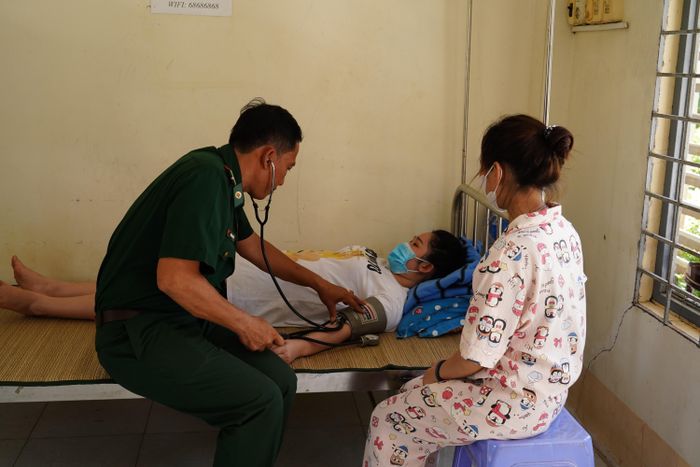 Quân y đồn Biên phòng cửa khẩu Quốc tế Vĩnh Xương, thăm khám sức khỏe, động viên tinh thần công dân sau khi tiếp nhận. Ảnh: Tiến Vinh