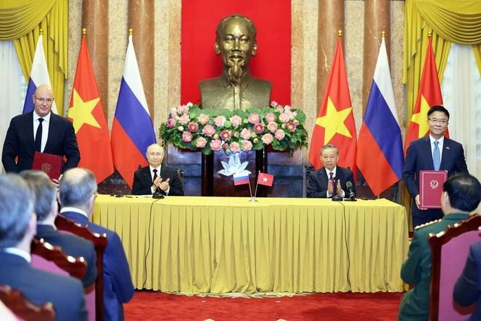 Phó Thủ tướng Lê Thành Long và Phó Thủ tướng Liên bang Nga Chernyshenko Dmitri Nikolaevich trao đổi Hiệp định giữa Chính phủ nước CHXHCN Việt Nam và Chính phủ Liên bang Nga về hợp tác trong lĩnh vực giáo dục đại học, ngày 20/06/2024. Ảnh VGP/Đức Tuân