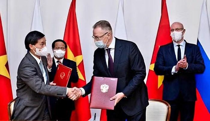 Thứ trưởng Bộ Tư pháp Việt Nam Nguyễn Khánh Ngọc và Quốc Vụ khanh, Thứ trưởng Bộ Tư pháp liên bang Nga Andrey Viktorovich Loginov ký Chương trình hợp tác giữa Bộ Tư pháp hai nước giai đoạn 2022-2023. Nguồn: phapluatplus.vn